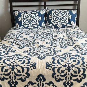 Pottery barn duvet set- Queen